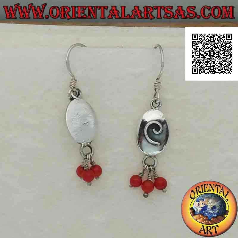 Boucles d'oreilles à levier en argent, ovale avec spirale en relief et trois perles de corail pendantes