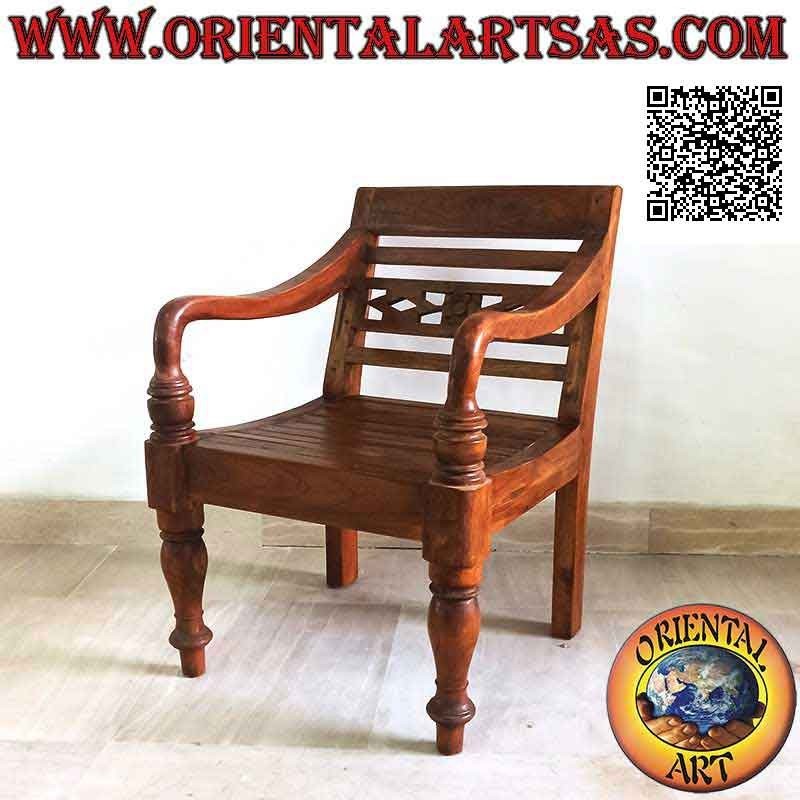 Sillón para bebé estilo sorteo con fondo de bandas de madera, en madera de teca