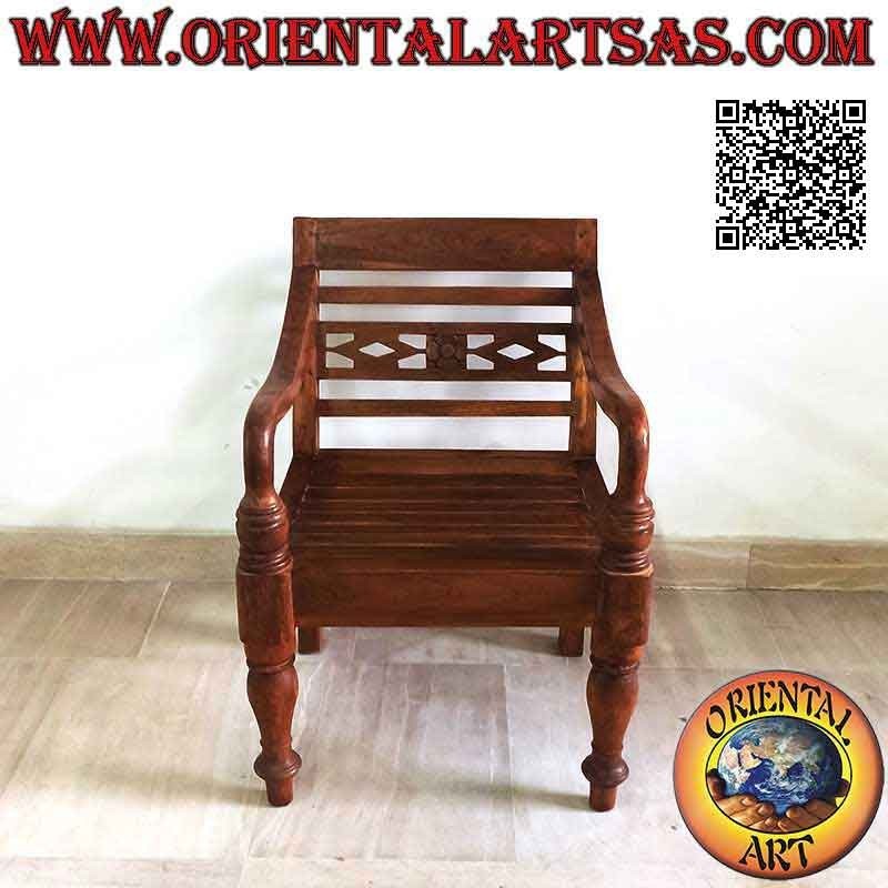 Sillón para bebé estilo sorteo con fondo de bandas de madera, en madera de teca