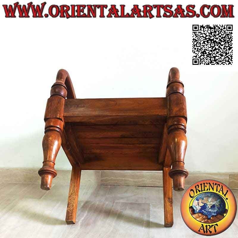Sillón para bebé estilo sorteo con fondo de bandas de madera, en madera de teca