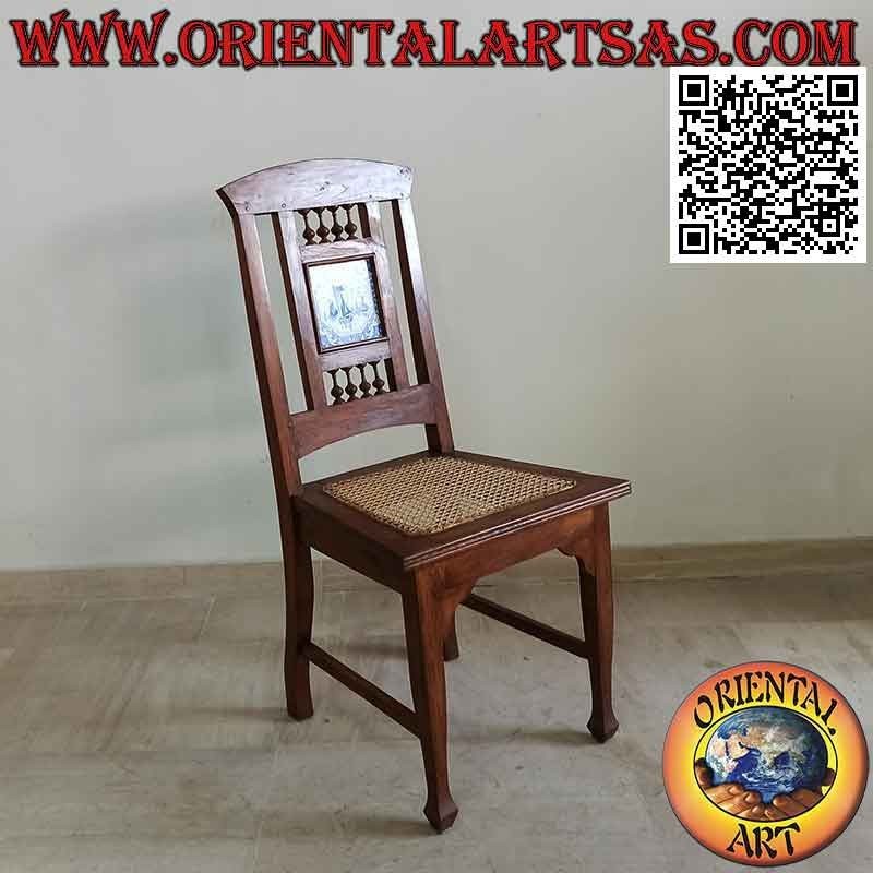 Silla de estilo colonial con porcelana holandesa, en madera de teca