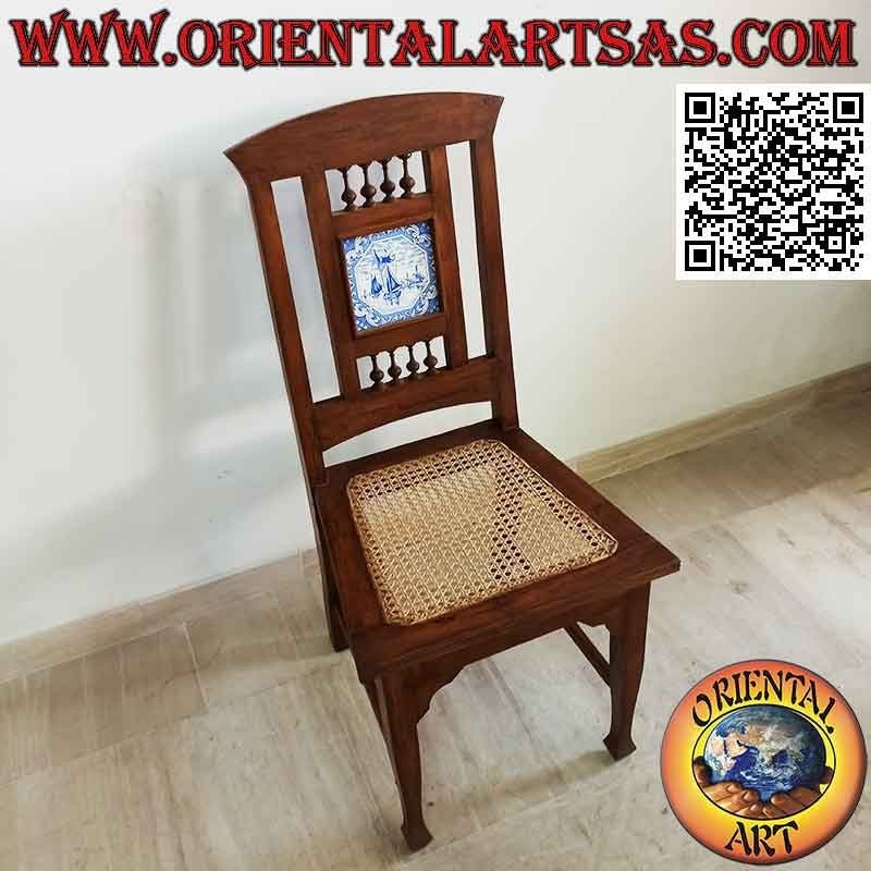 Silla de estilo colonial con porcelana holandesa, en madera de teca