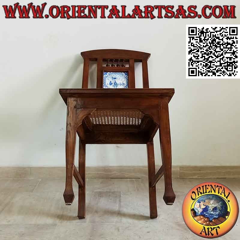 Silla de estilo colonial con porcelana holandesa, en madera de teca