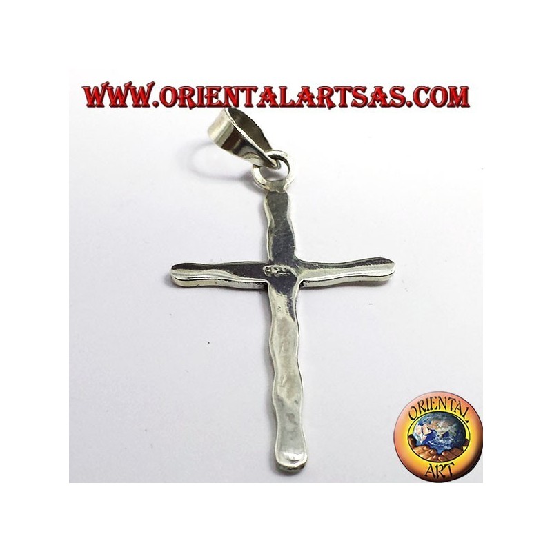 Pendentif croix en argent martelé