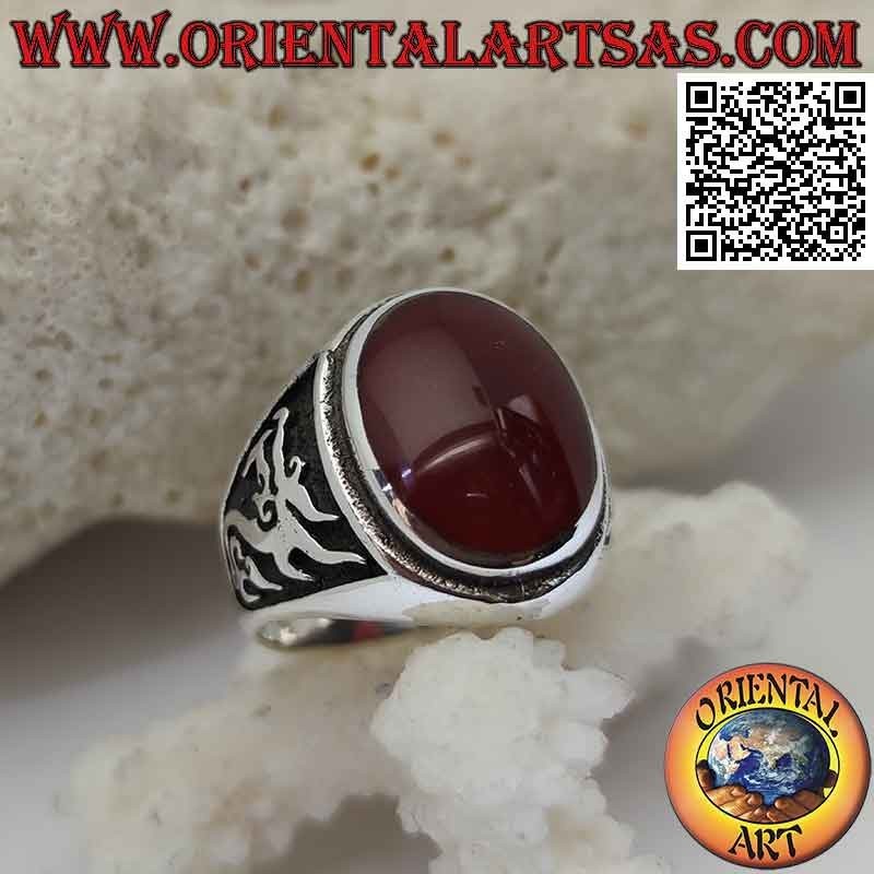 Anello in argento con corniola ovale e drago in altorilievo sui lati