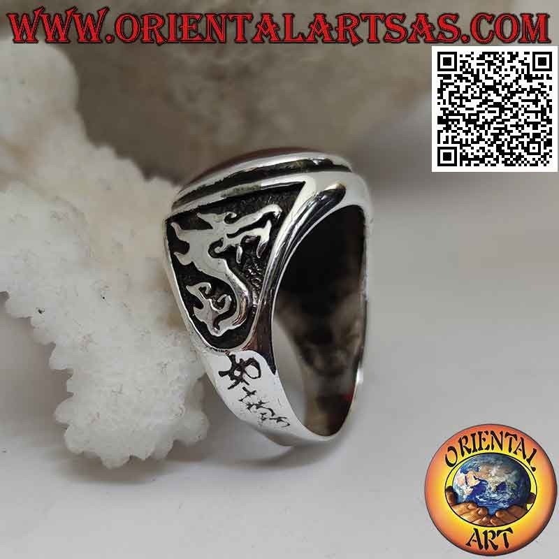 Anello in argento con corniola ovale e drago in altorilievo sui lati