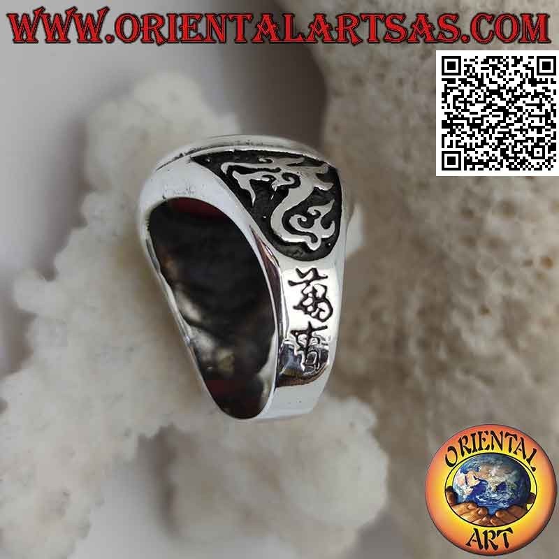 Anello in argento con corniola ovale e drago in altorilievo sui lati
