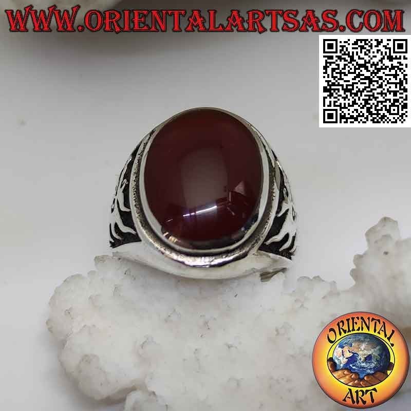 Bague en argent avec cornaline ovale et dragon en haut relief sur les côtés