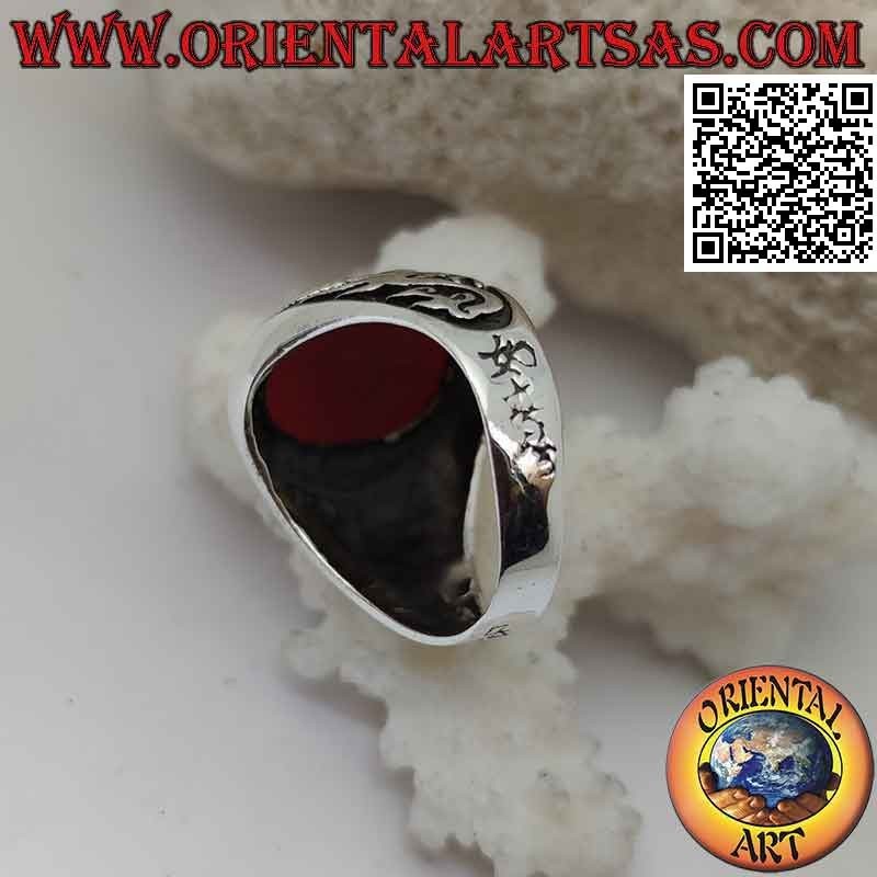 Bague en argent avec cornaline ovale et dragon en haut relief sur les côtés