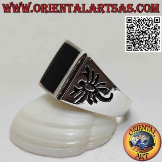 Anello in argento con onice rettangolare a filo e scorpione inciso sui lati