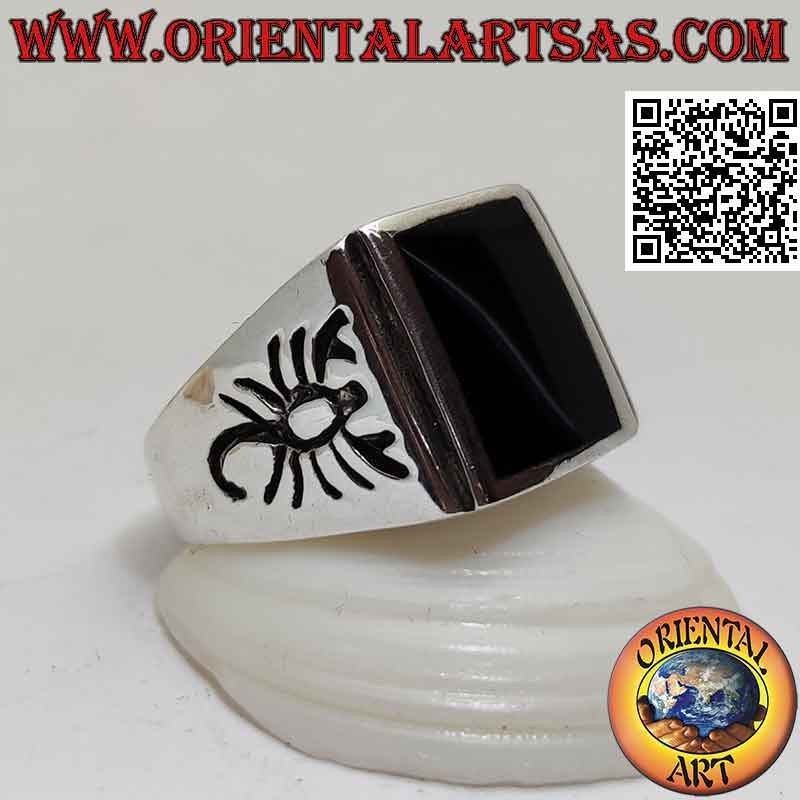 Anello in argento con onice rettangolare a filo e scorpione inciso sui lati