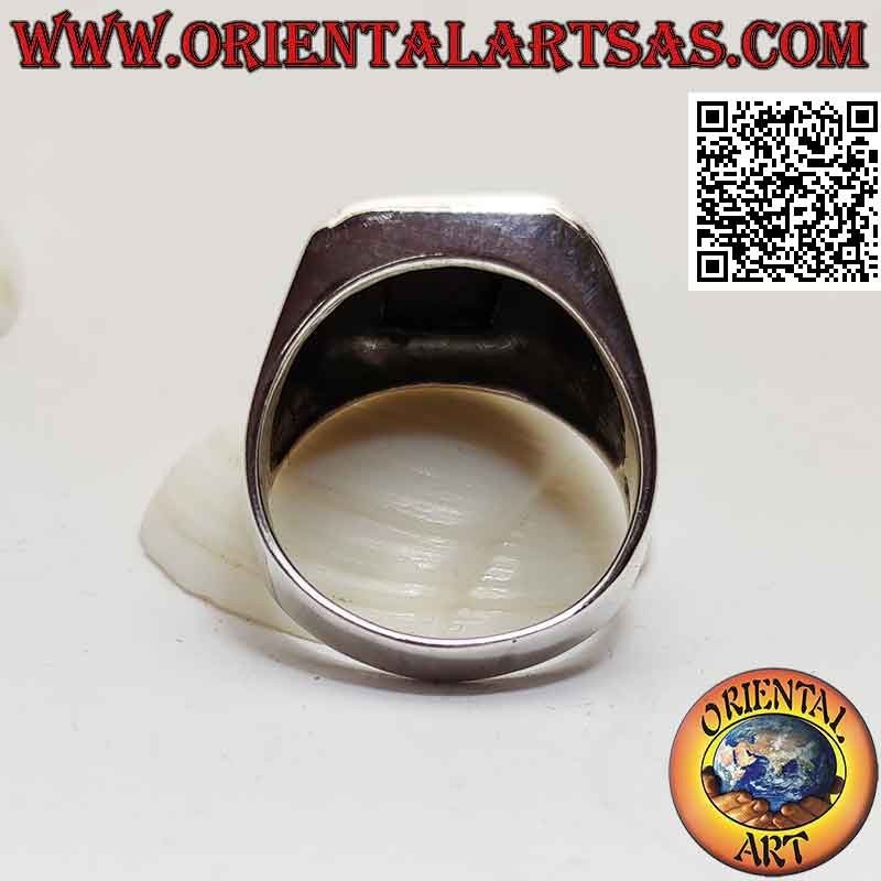 Bague en argent avec onyx rectangulaire affleurant et scorpion gravés sur les côtés