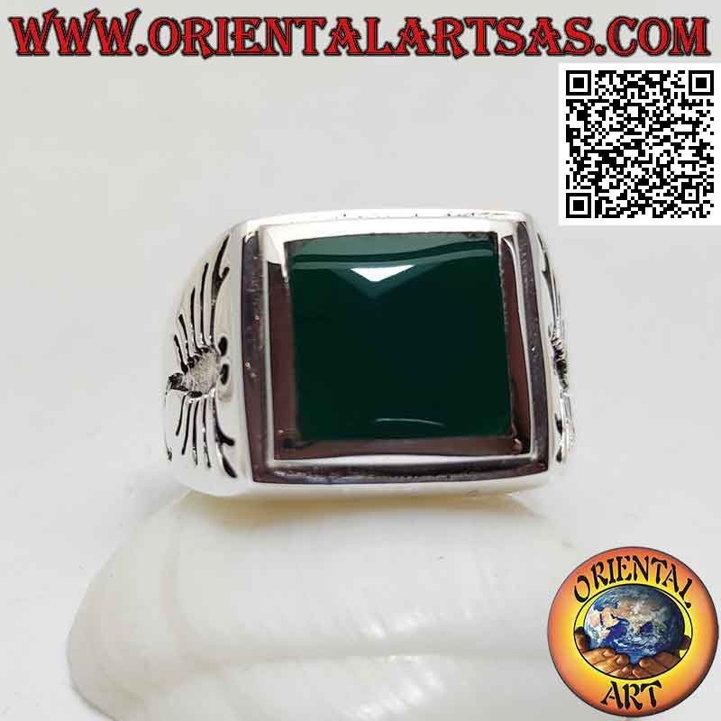 Anillo de plata con ágata verde cuadrada rasante y escorpión grabado en los laterales