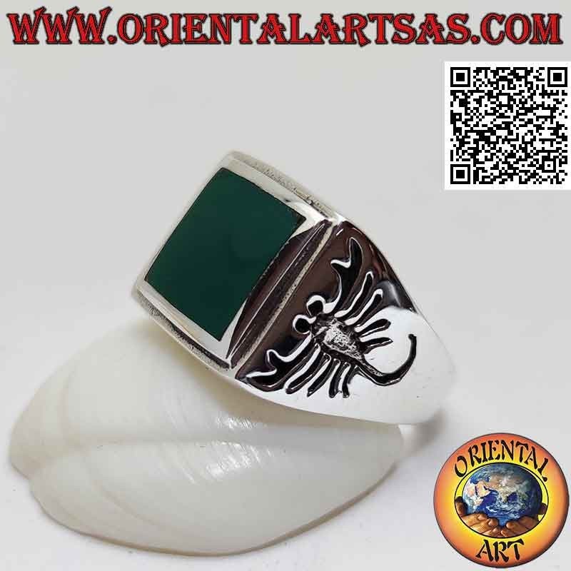 Bague en argent avec agate verte carrée affleurante et scorpion gravés sur les côtés