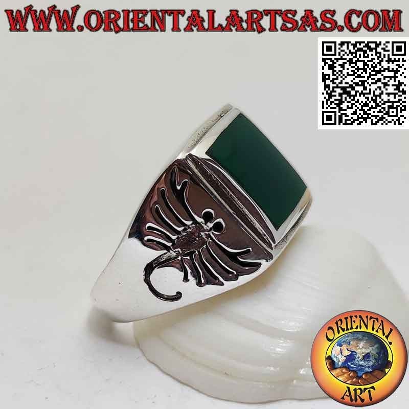 Anello in argento con agata verde quadrata a filo e scorpione inciso sui lati