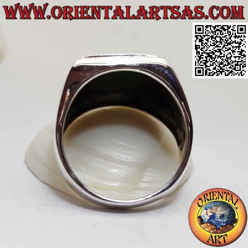 Anillo de plata con ágata verde cuadrada rasante y escorpión grabado en los laterales