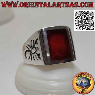 Anillo de plata con cornalina rectangular enrasada y escorpión grabado en los laterales