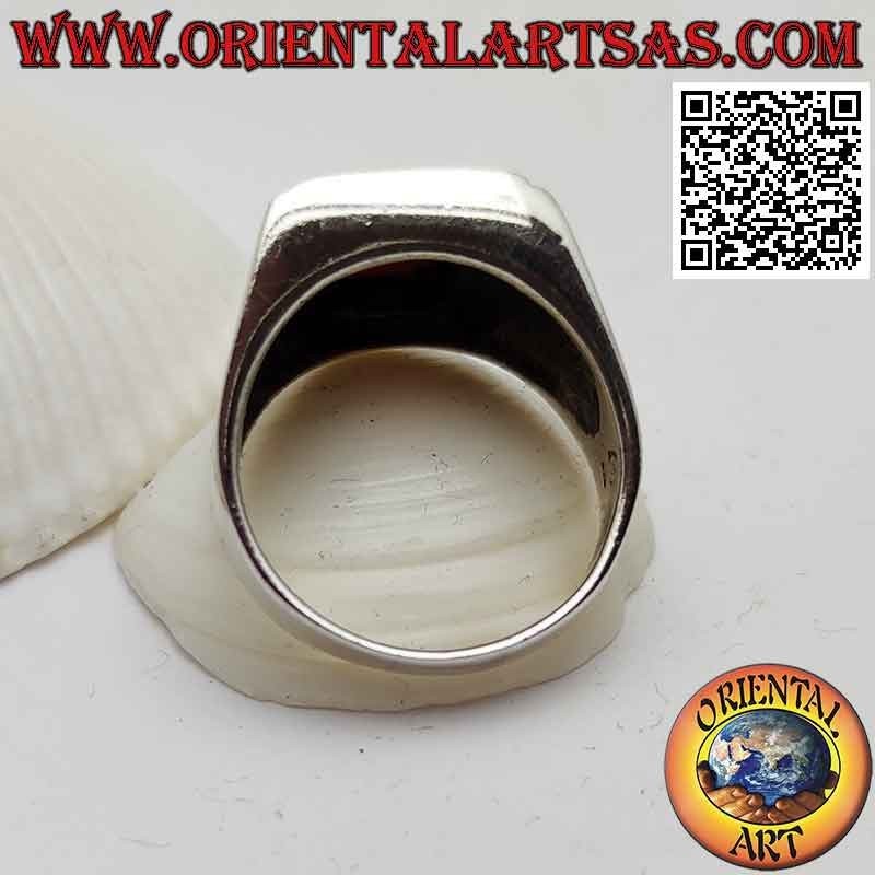 Anello in argento con corniola rettangolare a filo e scorpione inciso sui lati