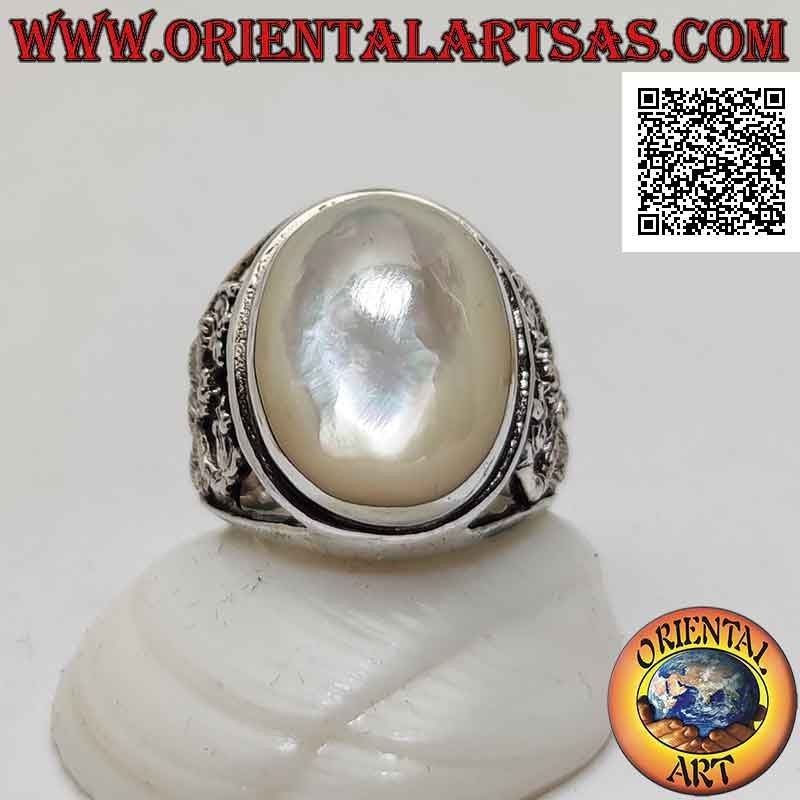 Bague en argent avec cabochon ovale nacre et double dragon entrelacés sur un fond ajouré sur les côtés