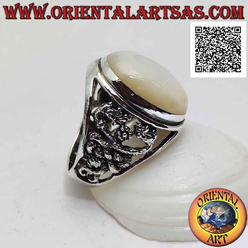Bague en argent avec cabochon ovale nacre et double dragon entrelacés sur un fond ajouré sur les côtés