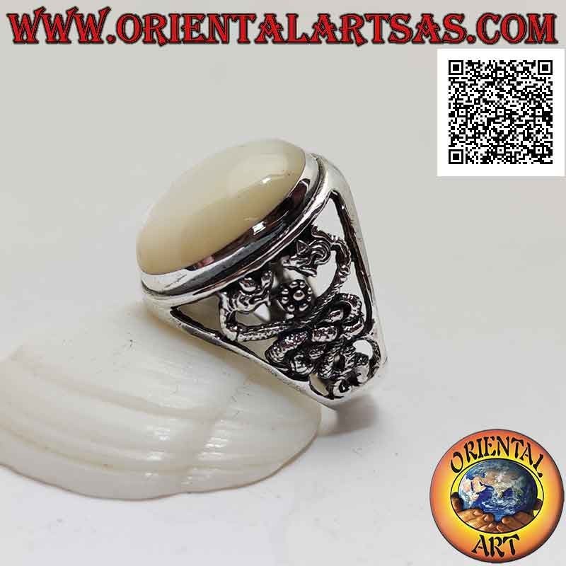 Bague en argent avec cabochon ovale nacre et double dragon entrelacés sur un fond ajouré sur les côtés
