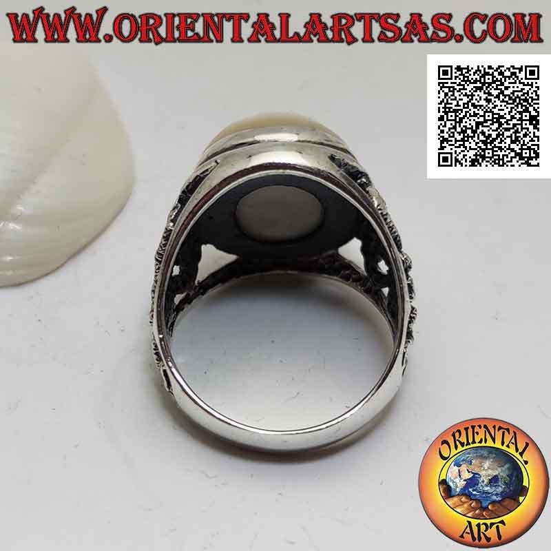 Anello in argento con madreperla ovale cabochon e doppio drago intrecciato su fondo traforato sui lati