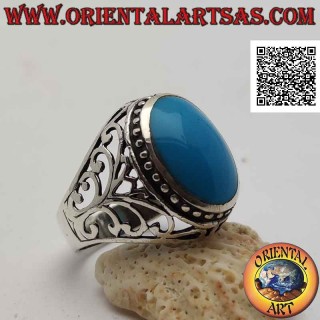 Anillo de plata con cabujón ovalado turquesa rodeado de lunares y decoración barroca perforada en los laterales