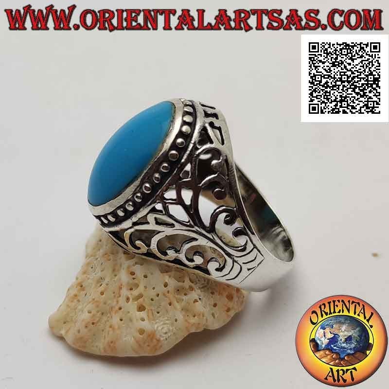 Anello in argento con turchese ovale cabochon contornato da puntini e decorazione barocca traforata sui lati