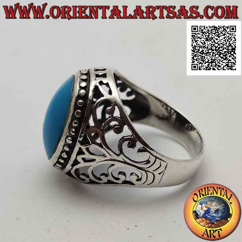 Anello in argento con turchese ovale cabochon contornato da puntini e decorazione barocca traforata sui lati