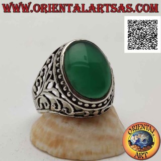 Bague en argent avec cabochon ovale agate verte entourée de points et décor baroque ajouré sur les côtés