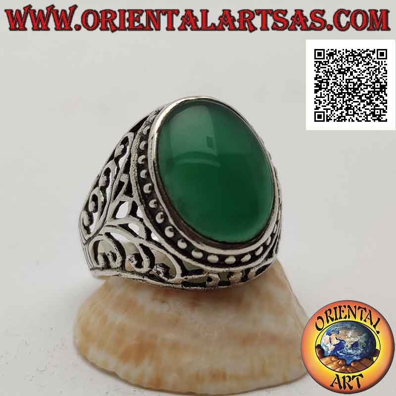 Anillo de plata con cabujón de ágata verde ovalada rodeado de lunares y decoración barroca calada en los laterales