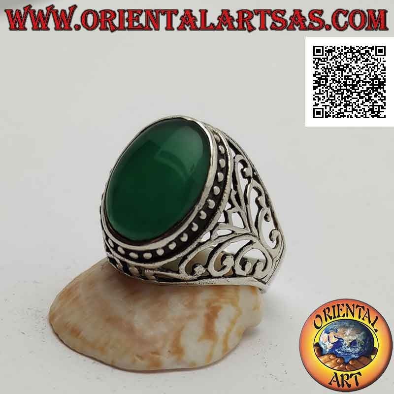 Bague en argent avec cabochon ovale agate verte entourée de points et décor baroque ajouré sur les côtés