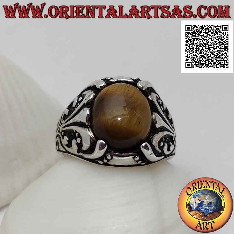Anillo de plata con ojo de tigre ovalado cabujón engastado con decoración floral con lirio en los laterales