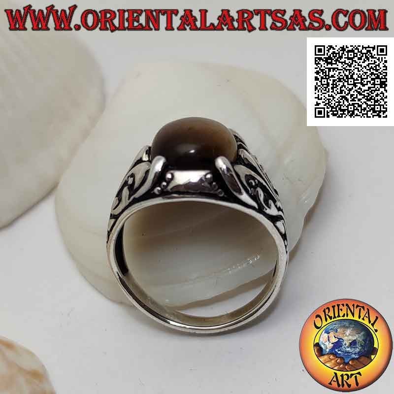 Anello in argento con occhio di tigre ovale cabochon incastonato da decorazione floreale con giglio sui lati