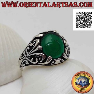 Anello in argento con agata verde ovale cabochon incastonato da decorazione floreale con giglio sui lati
