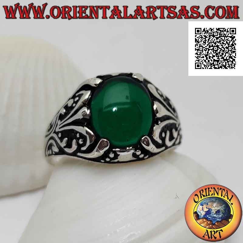 Bague en argent avec agate verte cabochon ovale sertie d'un décor floral avec lys sur les côtés