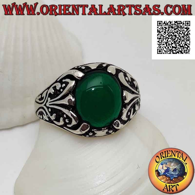 Bague en argent avec agate verte cabochon ovale sertie d'un décor floral avec lys sur les côtés