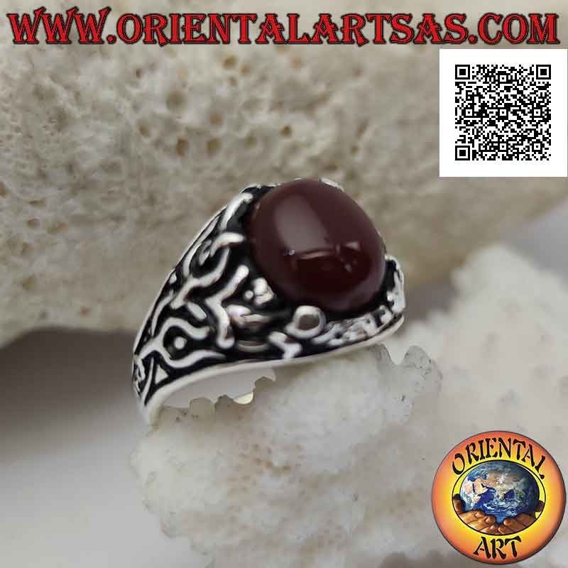 Anello in argento con corniola ovale cabochon incastonato da decorazione floreale sui lati
