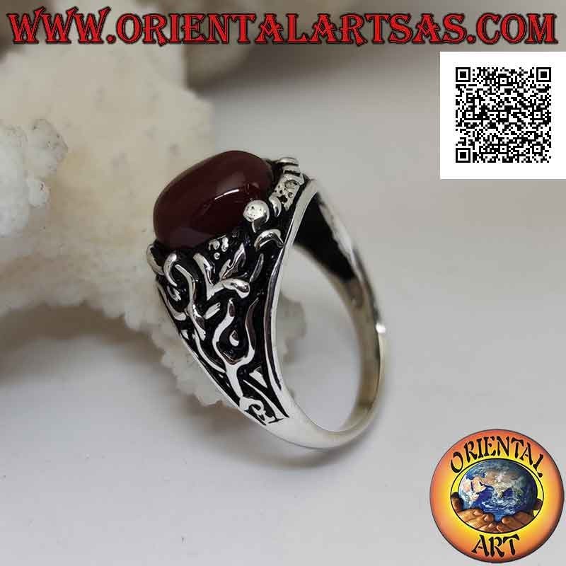 Anillo de plata con cornalina ovalada de cabujón engastado con decoración floral en los laterales