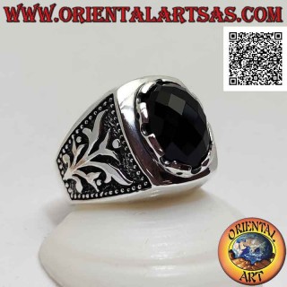 Silberring mit facettiertem ovalem Cabochon-Onyx und Kletterpflanze im Basrelief an den Seiten
