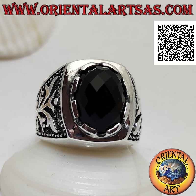 Anillo de plata con ónix cabujón ovalado facetado y planta trepadora en bajorrelieve a los lados