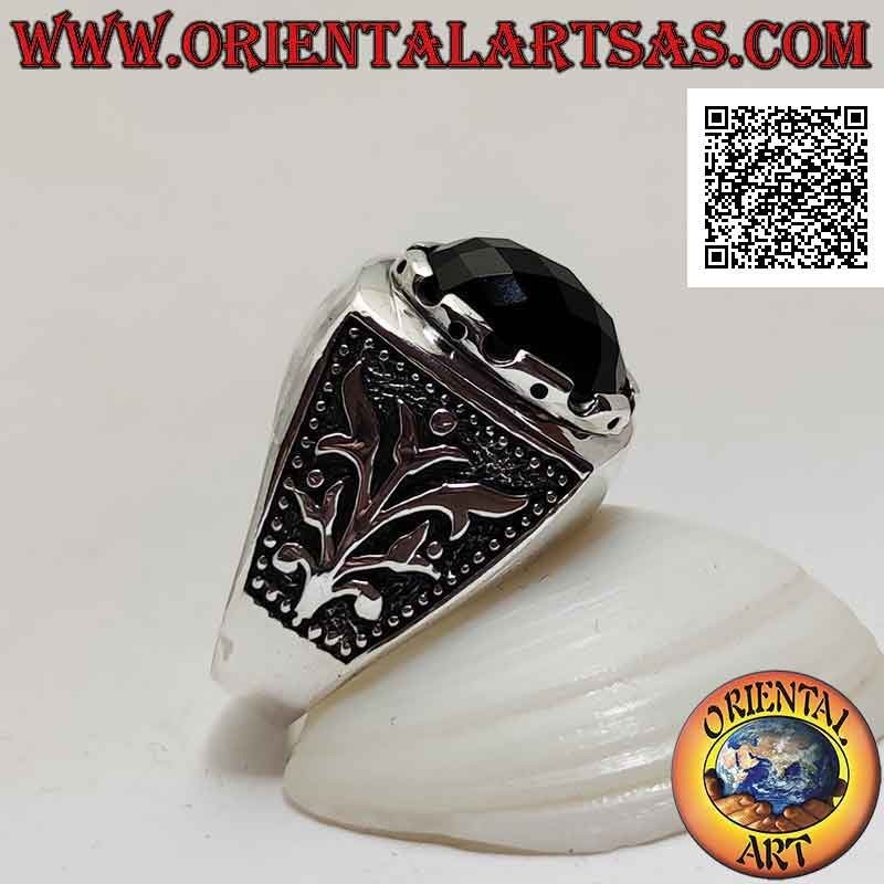 Anillo de plata con ónix cabujón ovalado facetado y planta trepadora en bajorrelieve a los lados