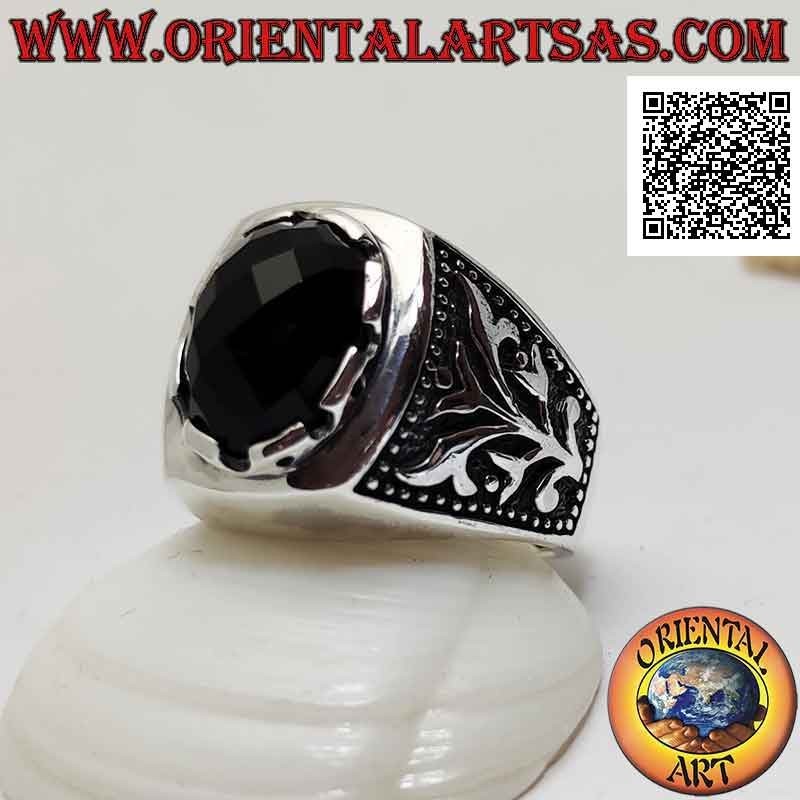 Bague en argent avec cabochon ovale onyx facetté et plante grimpante en bas-relief sur les côtés