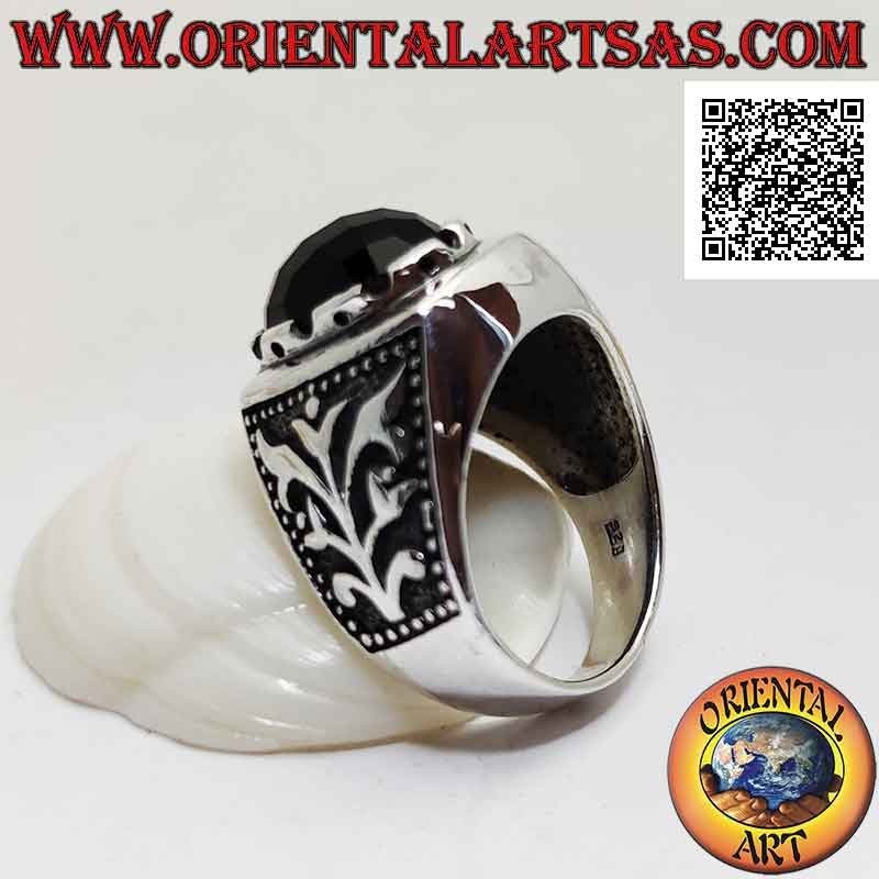 Anillo de plata con ónix cabujón ovalado facetado y planta trepadora en bajorrelieve a los lados