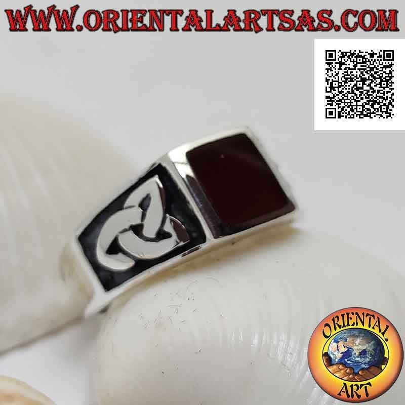 Anillo de plata con cornalina cuadrada a ras del borde y triquetra en bajorrelieve en los laterales