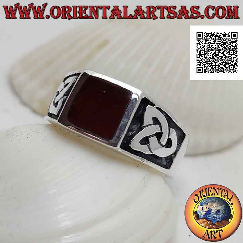 Anello in argento con corniola quadrata a filo bordo e triquetra in bassorilievo sui lati
