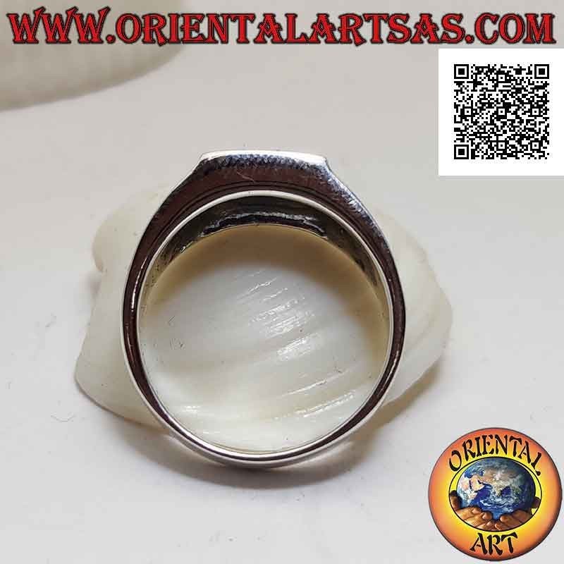 Anillo de plata con cornalina cuadrada a ras del borde y triquetra en bajorrelieve en los laterales