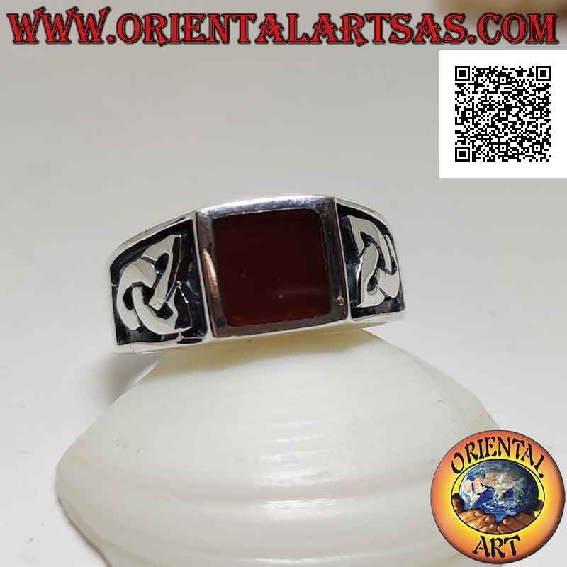 Anillo de plata con cornalina cuadrada a ras del borde y triquetra en bajorrelieve en los laterales