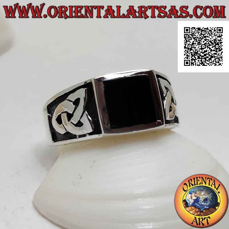 Bague en argent avec onyx carré au ras du bord et triquetra en bas-relief sur les côtés