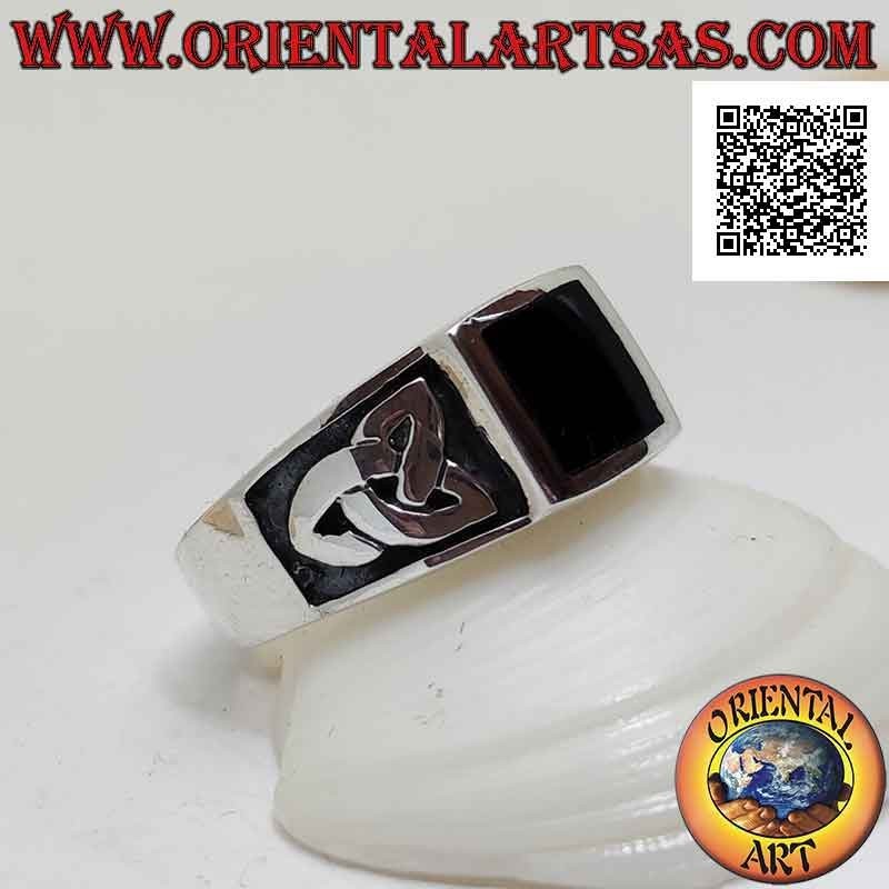 Silberring mit quadratischem Onyx bündig mit der Kante und Basrelief-Triquetra an den Seiten
